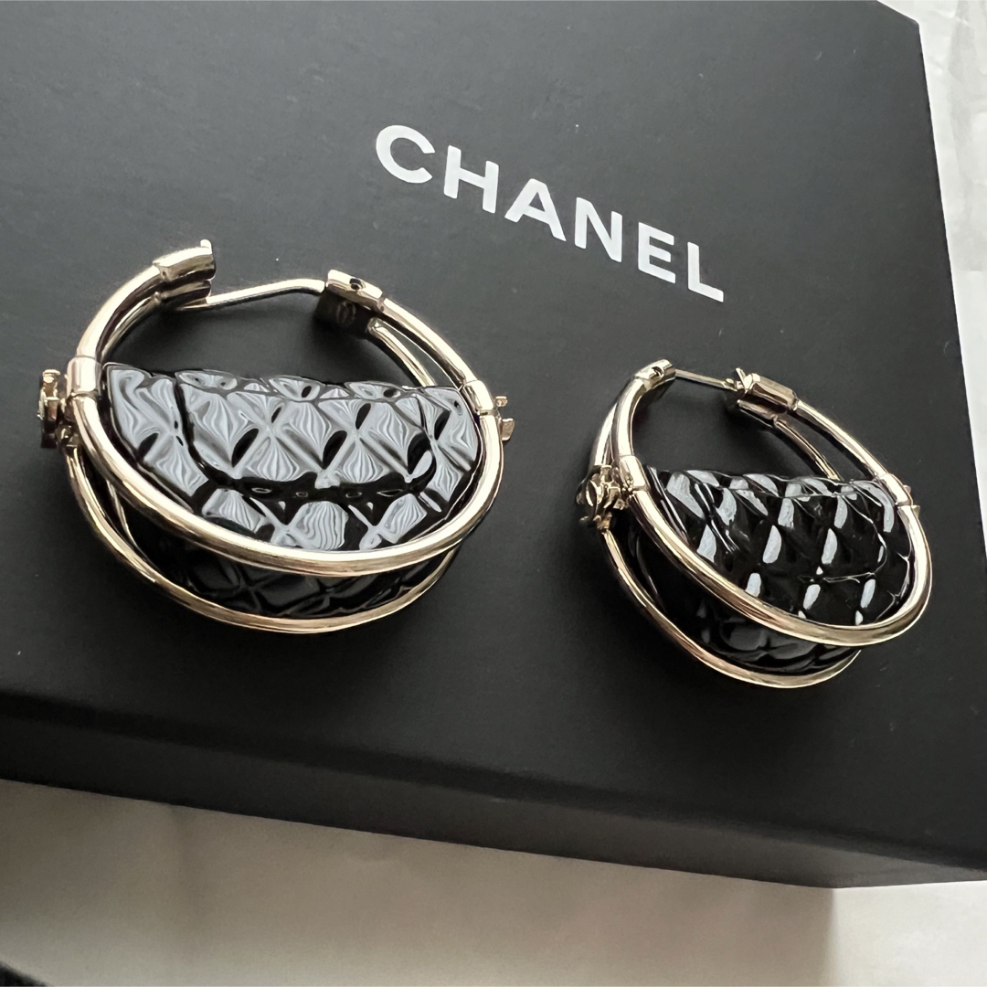 CHANEL(シャネル)の未使用品CHANELバッグフープピアス23Cマトラッセシャネル22 レディースのアクセサリー(ピアス)の商品写真