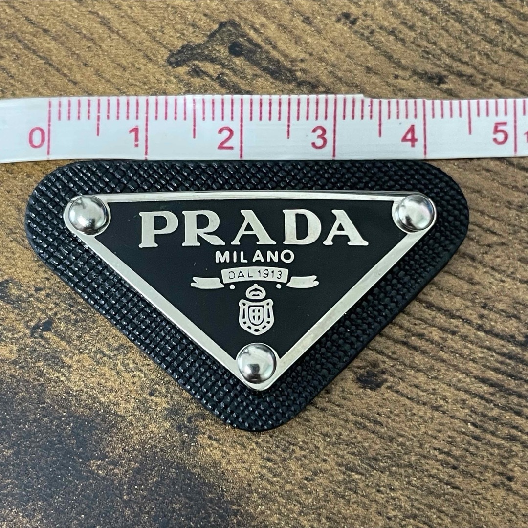 PRADA(プラダ)の【2枚】PRADA プラダ  ロゴプレート ロゴパーツ ブラック メタル 新品 ハンドメイドの素材/材料(各種パーツ)の商品写真