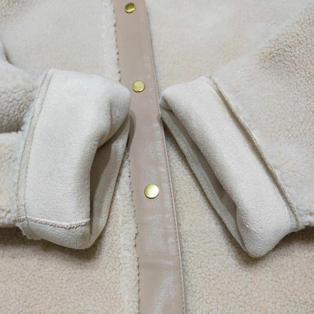 allureville(アルアバイル)のドラマ衣装✨アルアバイル　パイピングボアロングコート レディースのジャケット/アウター(ロングコート)の商品写真