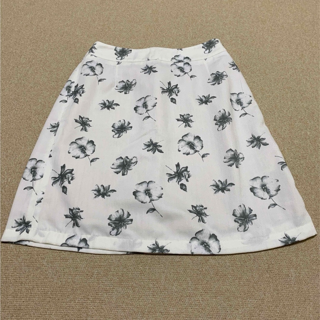 MAJESTIC LEGON(マジェスティックレゴン)のマジェスティックレゴン 膝丈スカート　ミニスカート　台形スカート　花柄スカート レディースのスカート(ミニスカート)の商品写真