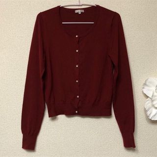 レストローズ(L'EST ROSE)のL'EST ROSE お花ボタンシンプルカーディガンMS号赤1回着美品(カーディガン)