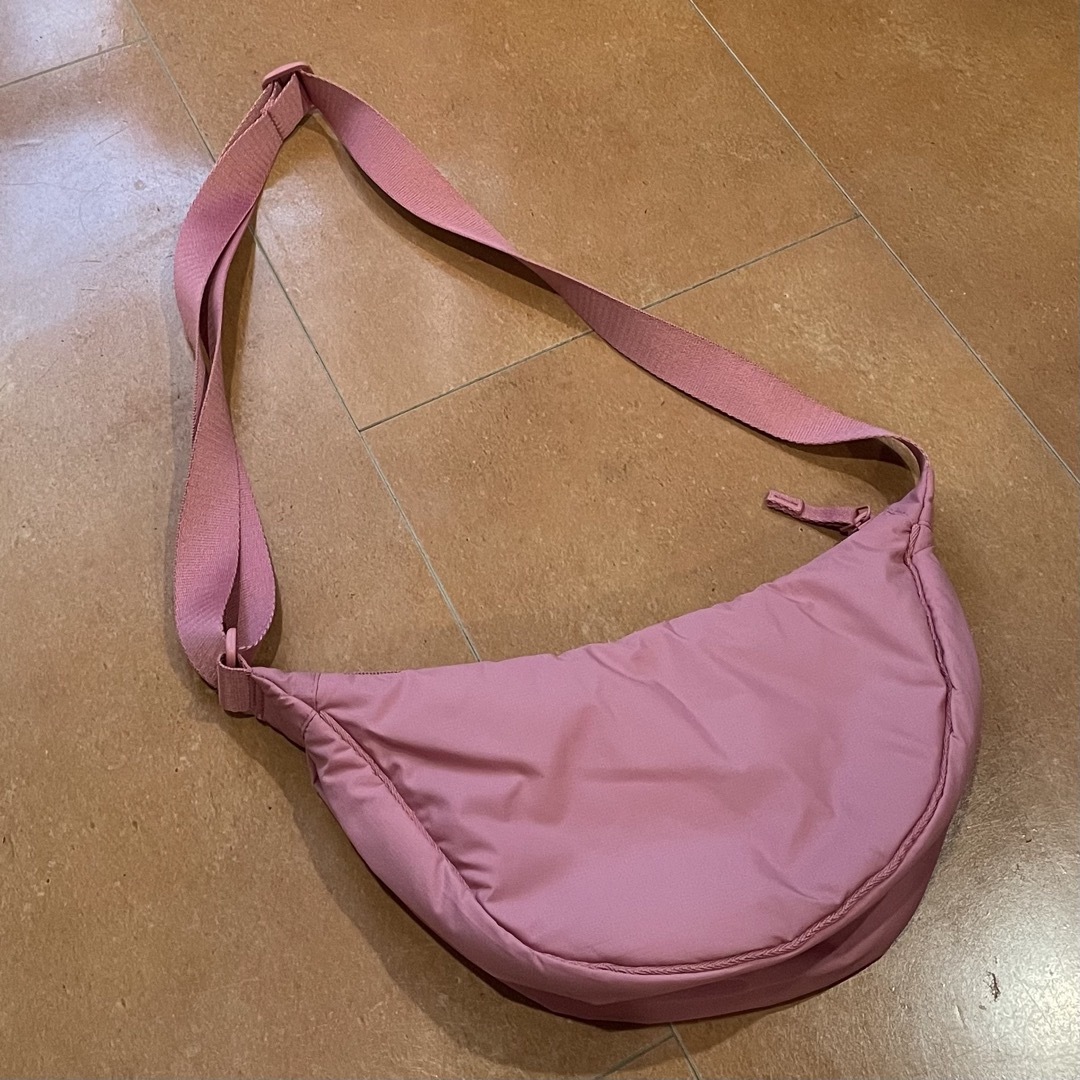 UNIQLO(ユニクロ)のUNIQLO ラウンドミニショルダーバッグ　カラー：12 PINK ピンク レディースのバッグ(ショルダーバッグ)の商品写真