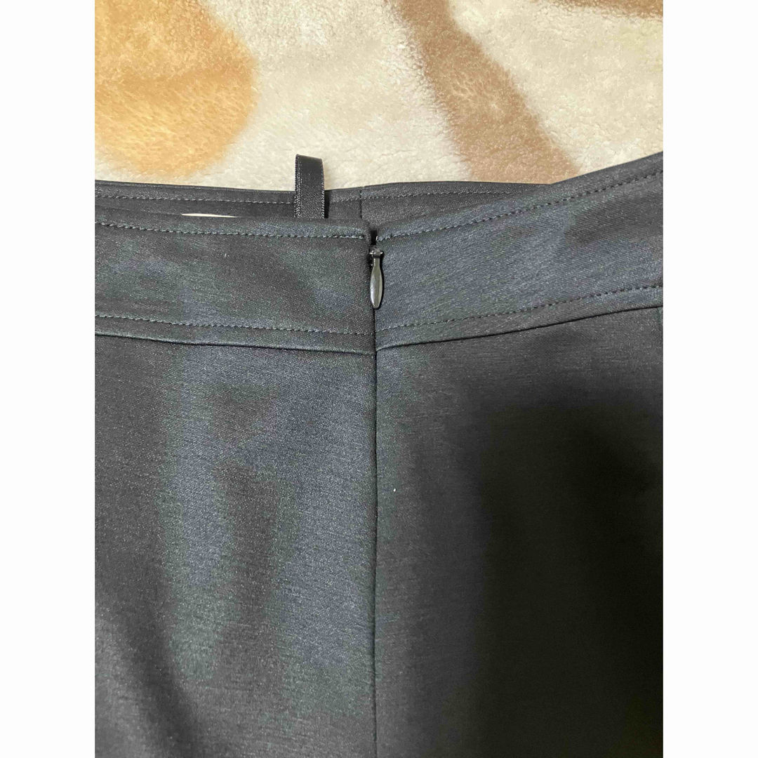 UNTITLED(アンタイトル)の美品　アンタイトル　スーツ　スカート　フレア　レディース　黒　ブラック　 無地 レディースのスカート(ひざ丈スカート)の商品写真