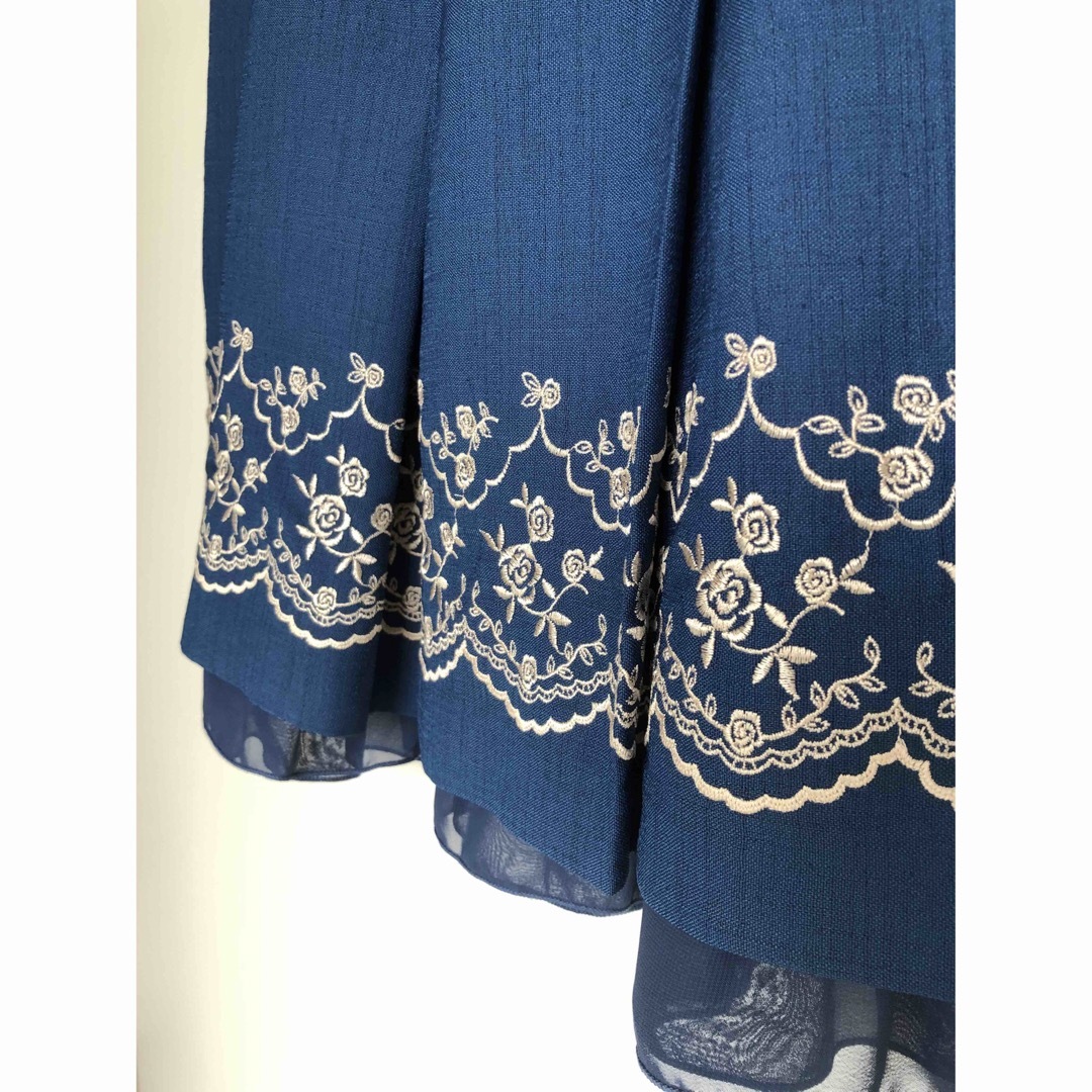 バラ 薔薇　刺繍 スカートネービー ブルー フレア スカート レディースのスカート(ひざ丈スカート)の商品写真