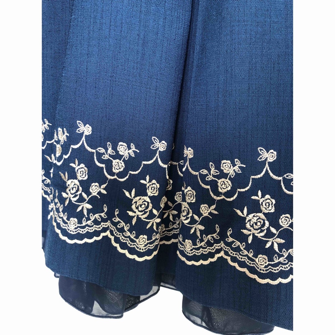 バラ 薔薇　刺繍 スカートネービー ブルー フレア スカート レディースのスカート(ひざ丈スカート)の商品写真