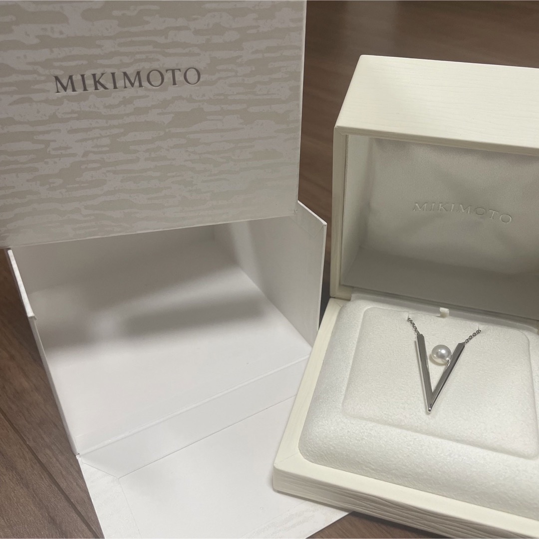 MIKIMOTO(ミキモト)の新品未使用　ミキモト V code ペンダント MIKIMOTO レディースのアクセサリー(ネックレス)の商品写真