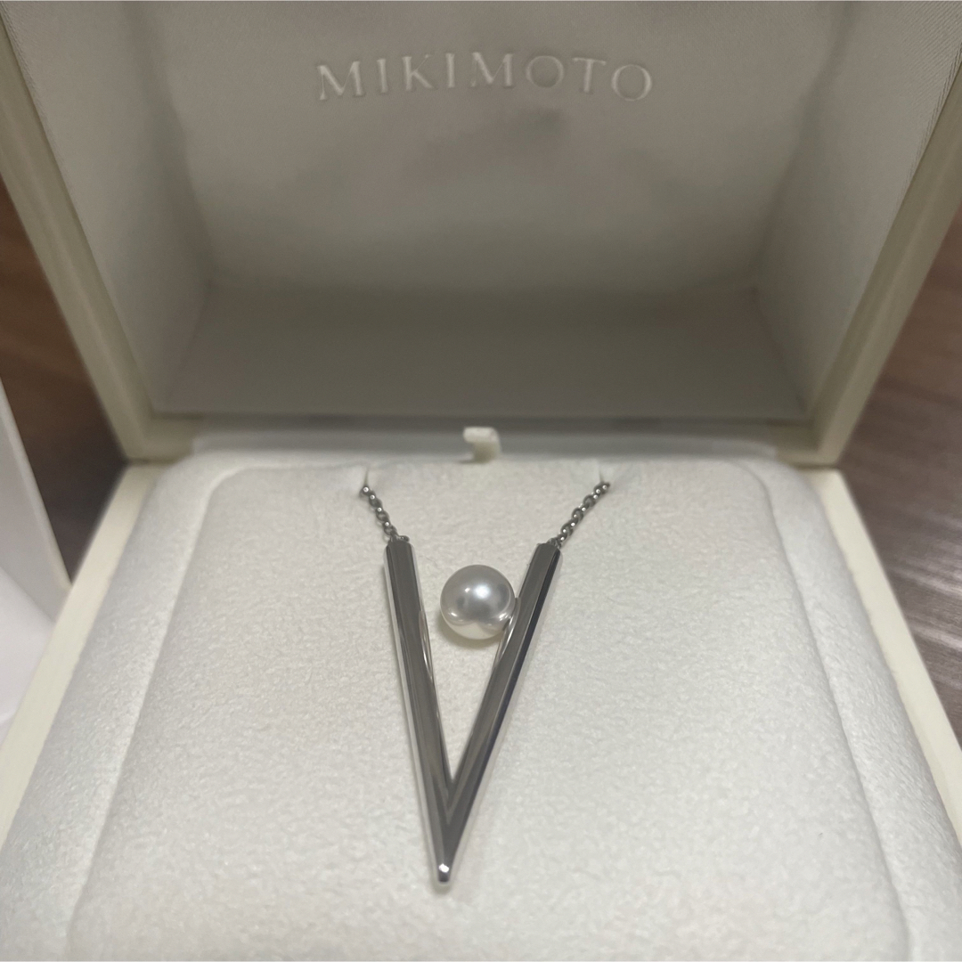 MIKIMOTO(ミキモト)の新品未使用　ミキモト V code ペンダント MIKIMOTO レディースのアクセサリー(ネックレス)の商品写真