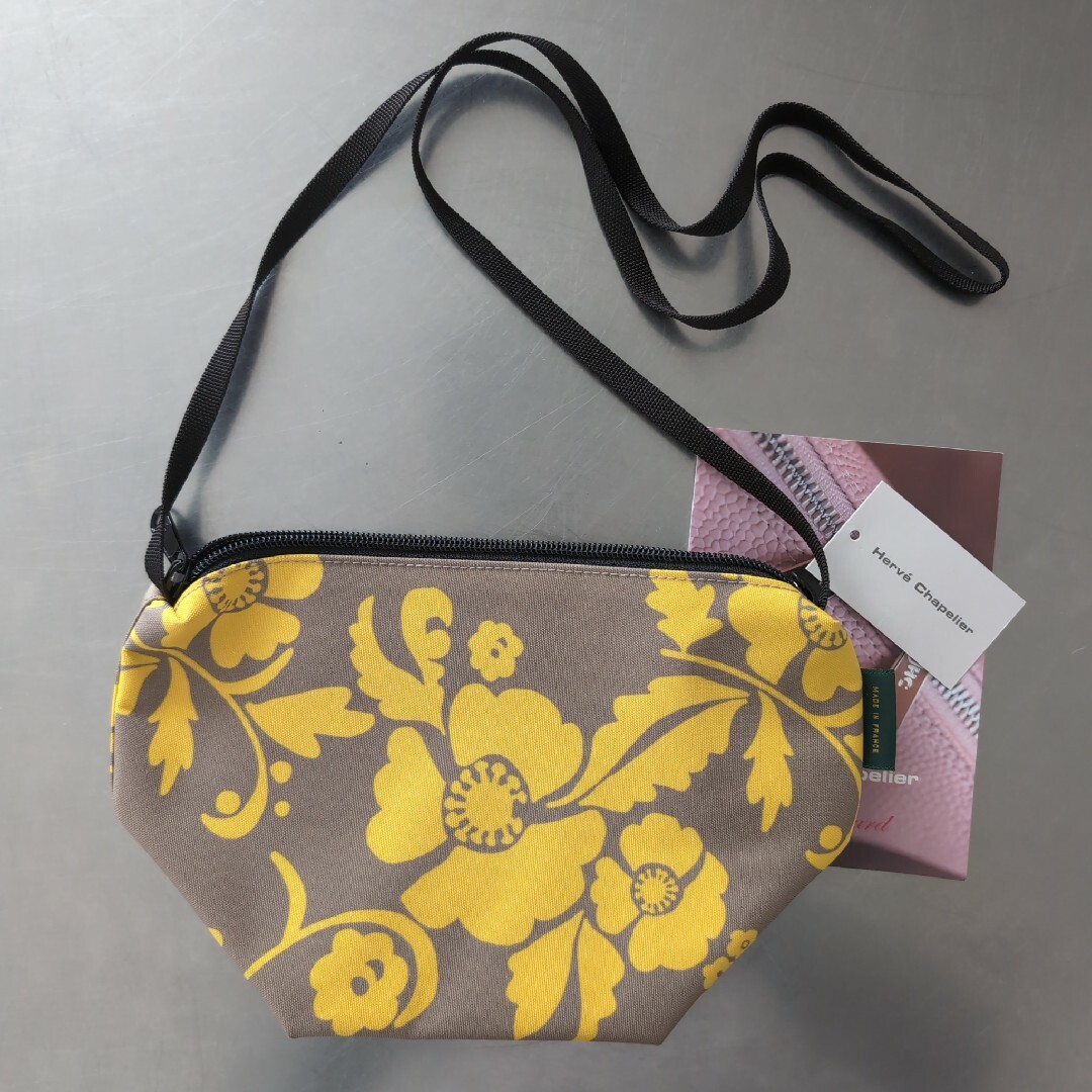 Herve Chapelier(エルベシャプリエ)の美品　エルベシャプリエ　2885F アラベスク　マスティックゴールド レディースのバッグ(ショルダーバッグ)の商品写真