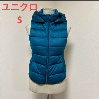 ユニクロ(UNIQLO)のユニクロ　濃い水色　ダウンベスト(ダウンベスト)