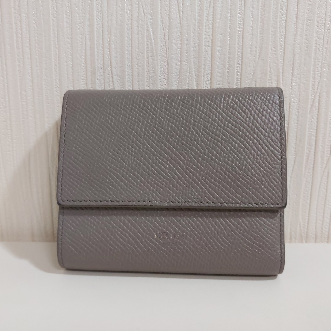 celine(セリーヌ)のセリーヌ スモール トリフォールド コンパクト財布 グレージュ 10B573 レディースのファッション小物(財布)の商品写真