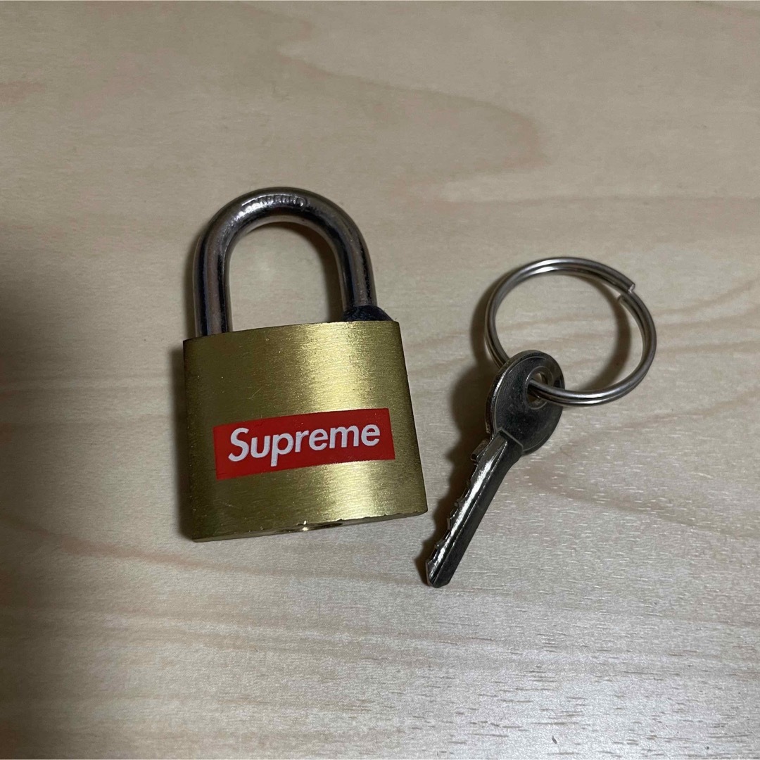 Supreme(シュプリーム)の15AW Supreme Brass Mini Padlock 南京錠 インテリア/住まい/日用品のインテリア小物(その他)の商品写真