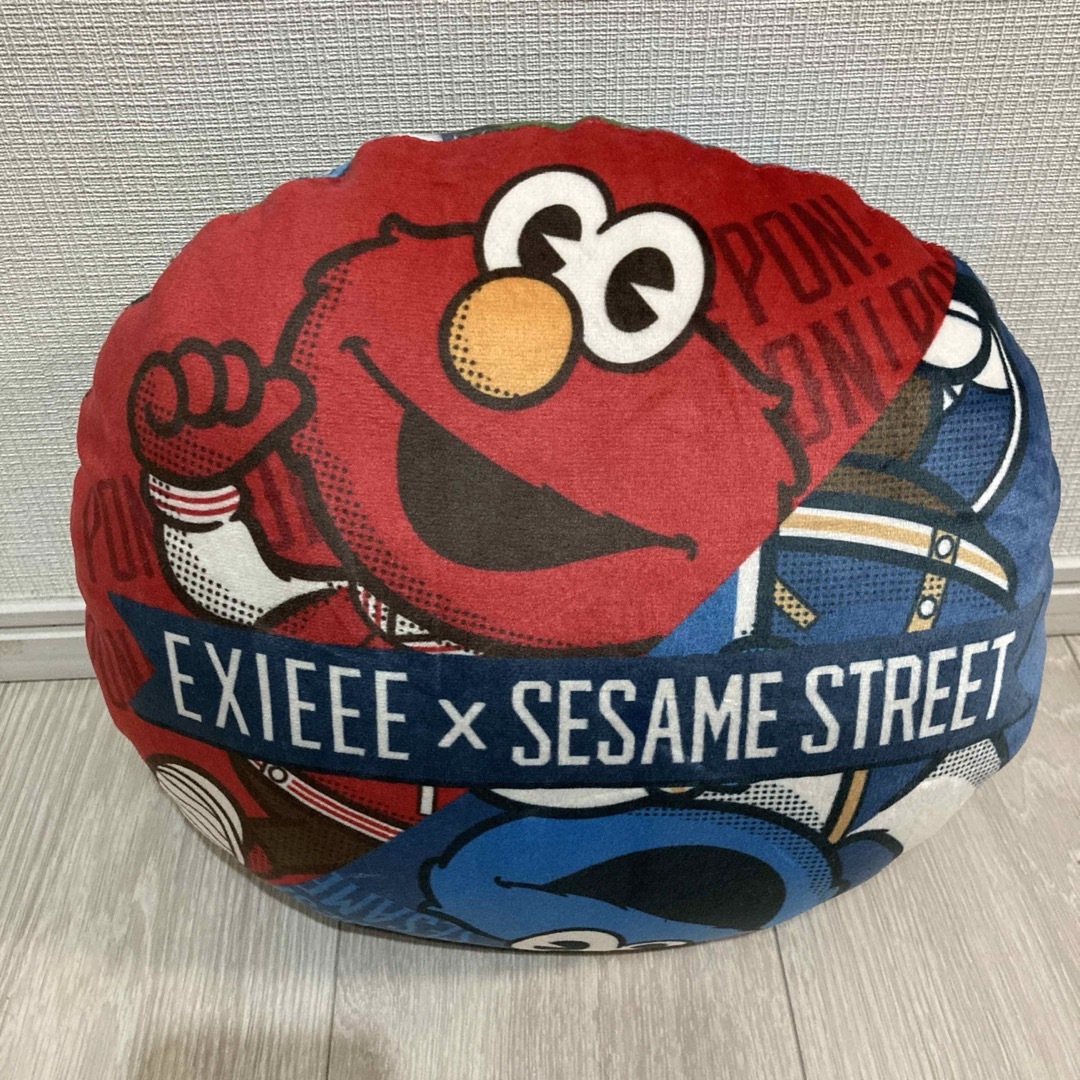 SESAME STREET(セサミストリート)のセサミストリート　× EXIEEE  ラウンドクッション　希少　レア　 エンタメ/ホビーのおもちゃ/ぬいぐるみ(ぬいぐるみ)の商品写真