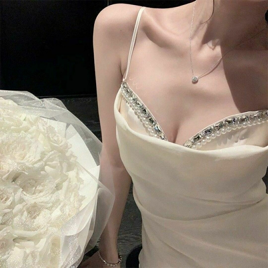 華やかさ満点！イブニングドレス　セクシー　清楚系 XS ホワイト　ビジュー付き レディースのフォーマル/ドレス(ナイトドレス)の商品写真