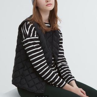 ユニクロ(UNIQLO)のユニクロ　M 黒　パフテックキルティングベスト（ウォームパデッド）ベスト(ダウンベスト)