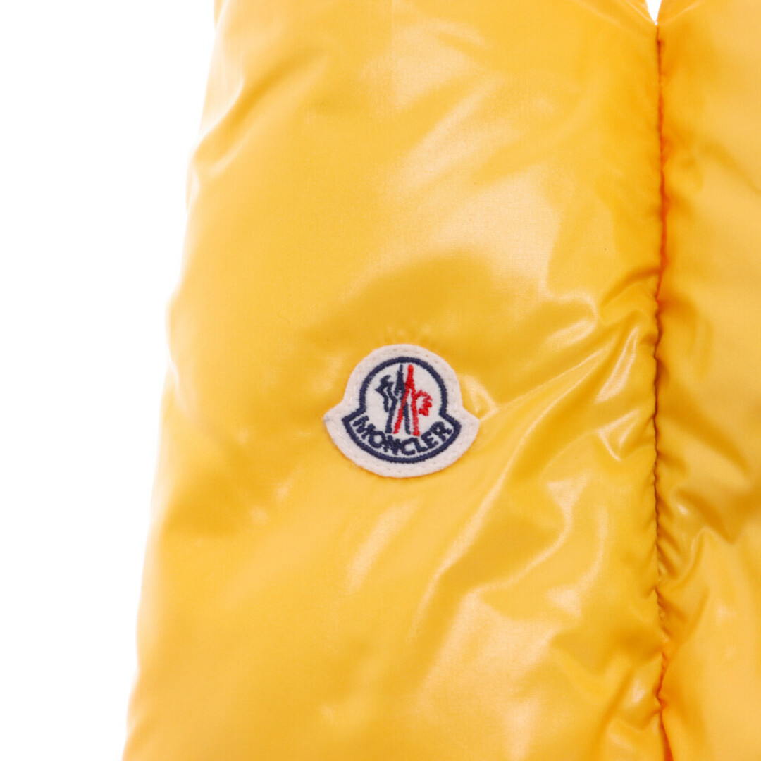 MONCLER(モンクレール)のMONCLER モンクレール ワッペン付きダウンマフラー イエロー D20930010700 メンズのファッション小物(マフラー)の商品写真