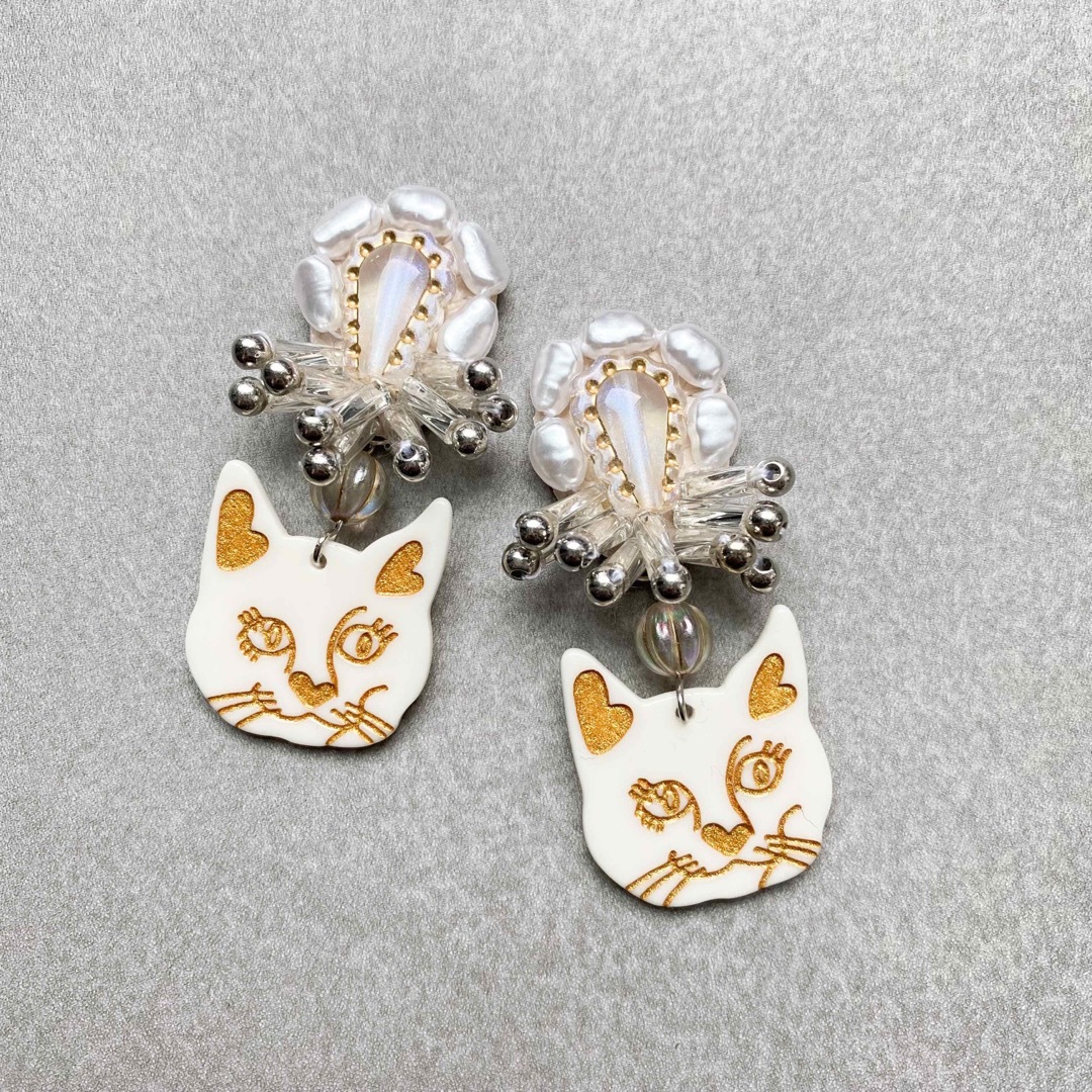 １点限定です𓂃◌𓈒𓐍 ビーズ刺繍猫ピアス、イヤリング、樹脂ピアス ハンドメイドのアクセサリー(ピアス)の商品写真