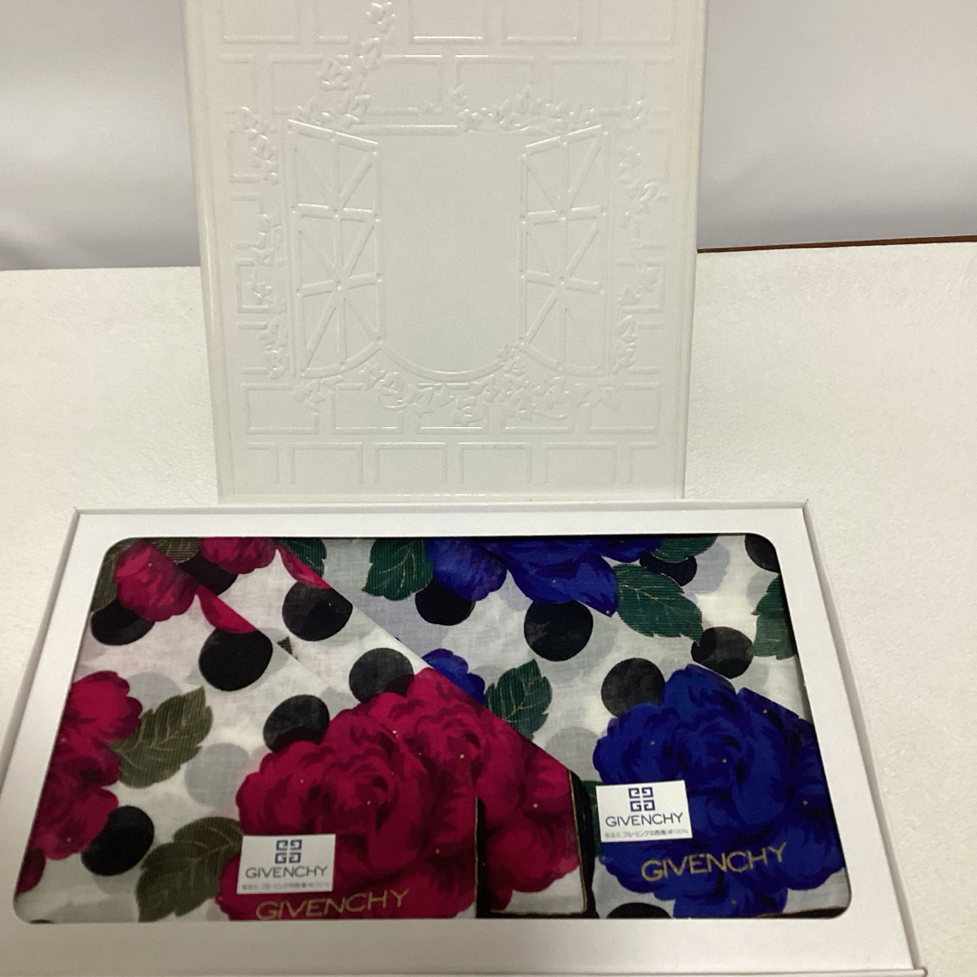 GIVENCHY(ジバンシィ)のGIVENCHY 花柄　ハンカチ　2枚 レディースのファッション小物(ハンカチ)の商品写真