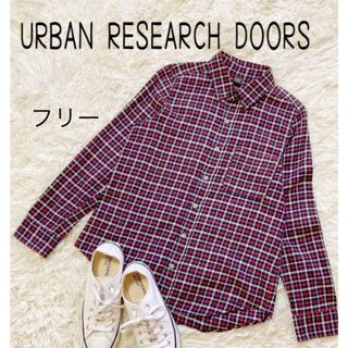 アーバンリサーチドアーズ(URBAN RESEARCH DOORS)の【美品】アーバンリサーチドアーズ　シャツ　チェック柄　レッド系長袖　お洒落フリー(シャツ/ブラウス(長袖/七分))