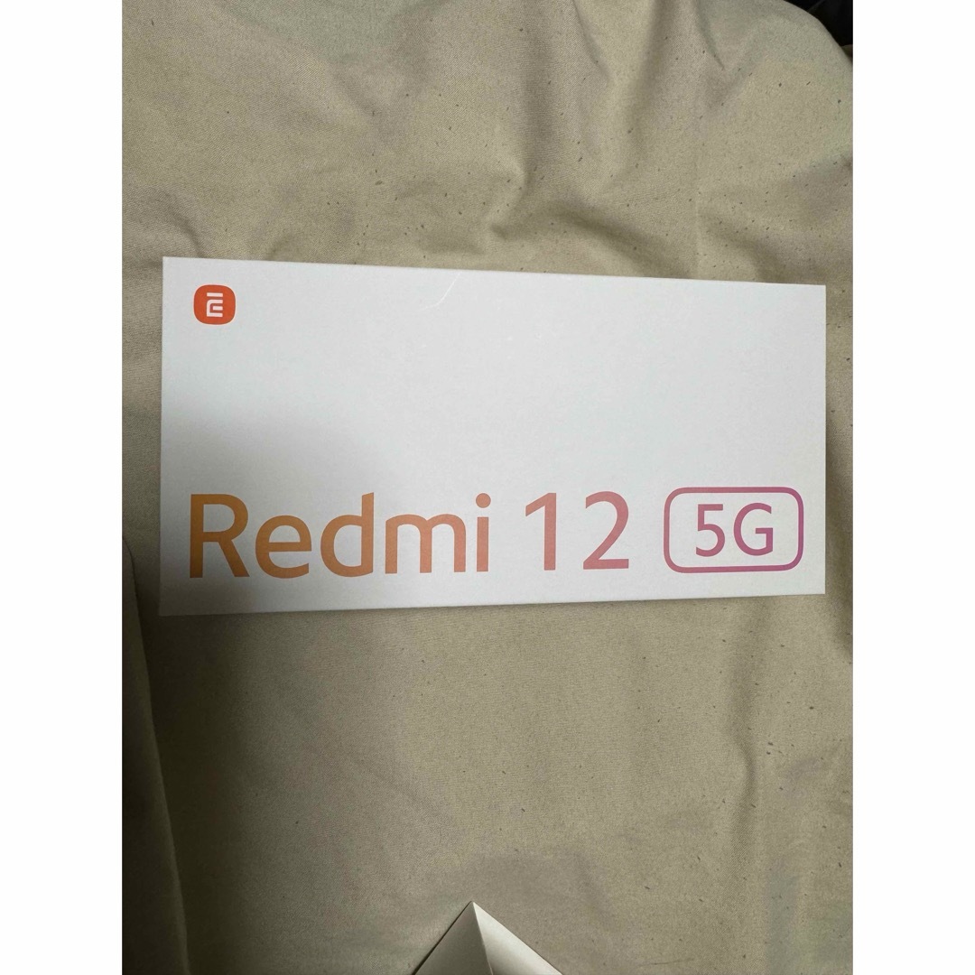 Xiaomi(シャオミ)のXiaomi Redmi 12 5G XIG03 ポーラーシルバー スマホ/家電/カメラのスマートフォン/携帯電話(スマートフォン本体)の商品写真