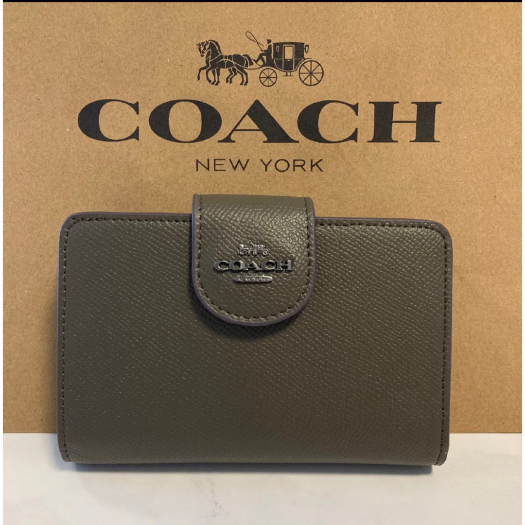 COACH(コーチ)の新品　COACH カーキ　レッド　ワンポイント　二つ折り財布　小銭入れ有 レディースのファッション小物(財布)の商品写真