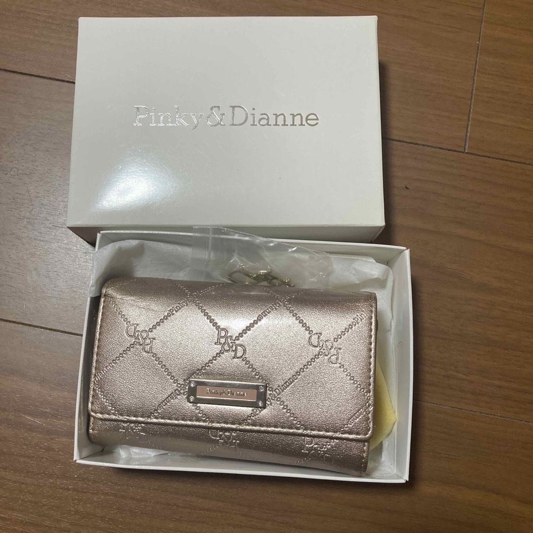 Pinky&Dianne(ピンキーアンドダイアン)のPinky&Dianne　エナメル　折り財布 レディースのファッション小物(財布)の商品写真