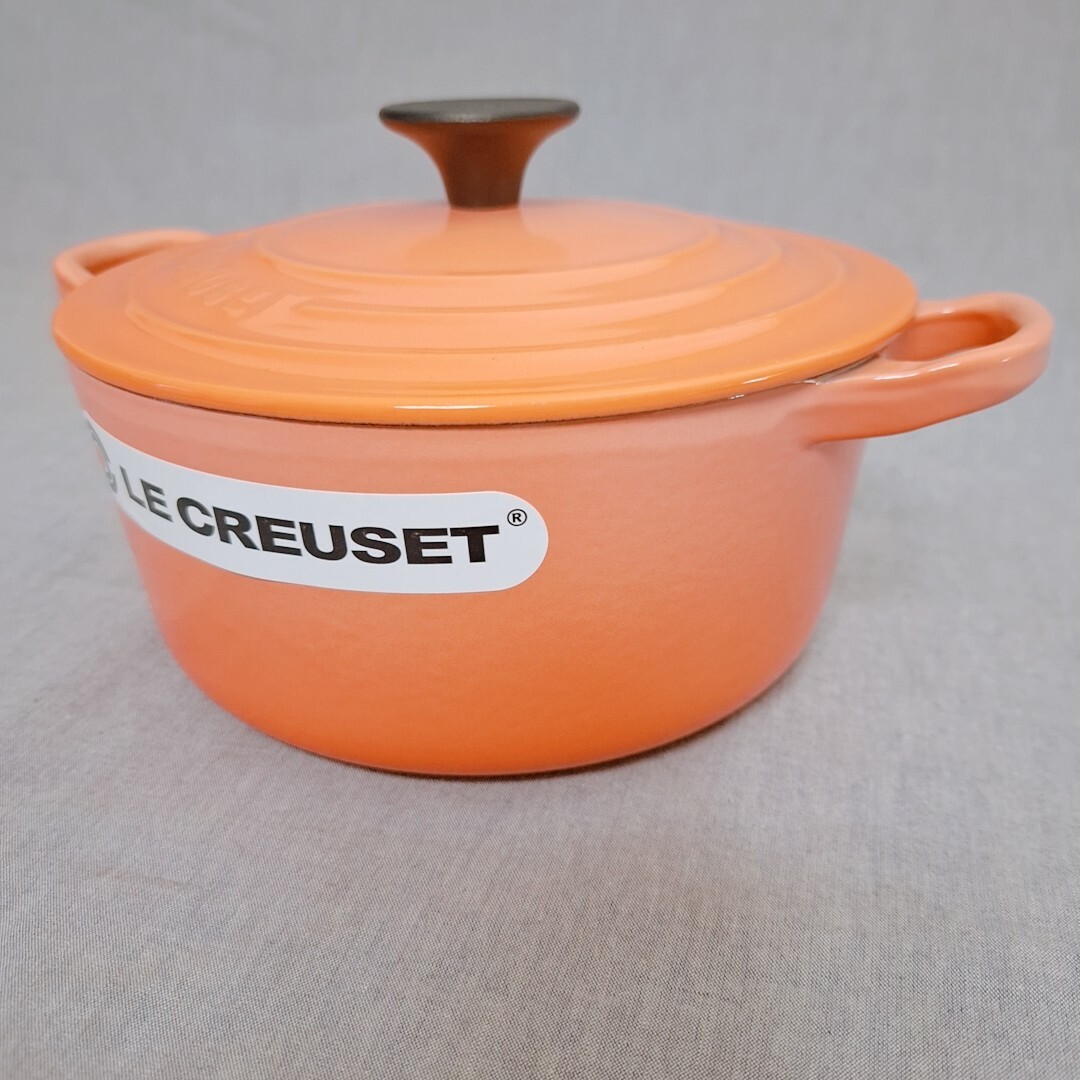 LE CREUSET(ルクルーゼ)のルクルーゼ　ココットロンド　ピーチピンク　18 鍋 インテリア/住まい/日用品のキッチン/食器(鍋/フライパン)の商品写真