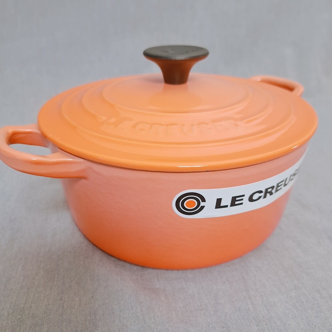 LE CREUSET(ルクルーゼ)のルクルーゼ　ココットロンド　ピーチピンク　18 鍋 インテリア/住まい/日用品のキッチン/食器(鍋/フライパン)の商品写真