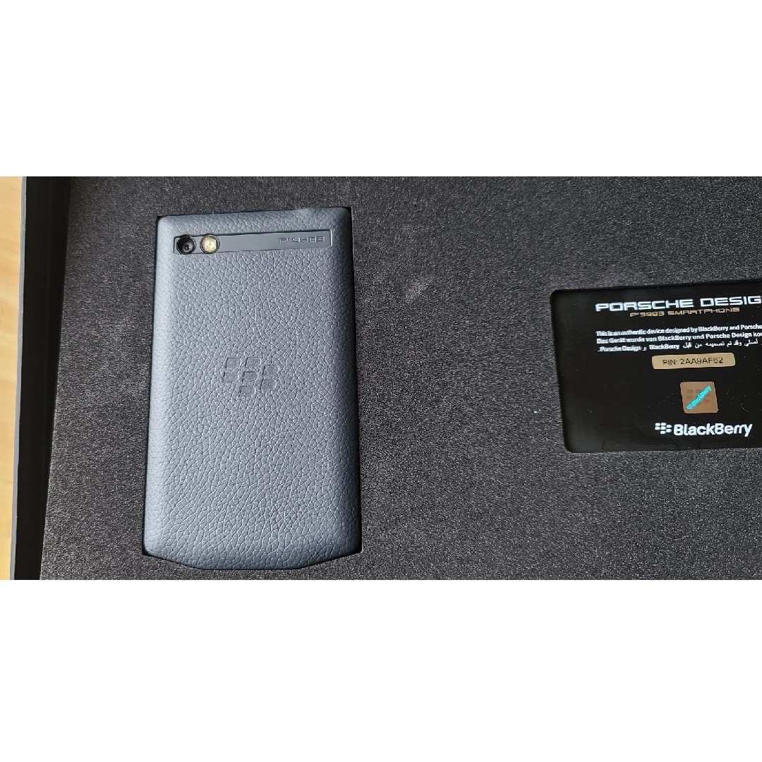 BlackBerry(ブラックベリー)のBLACKBERRY PORSCHE DESIGN 9983 スマホ/家電/カメラのスマートフォン/携帯電話(スマートフォン本体)の商品写真