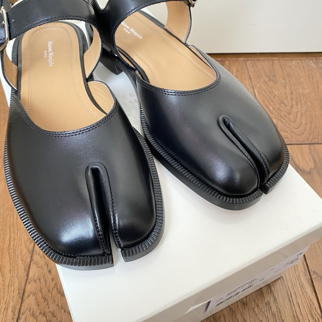 Maison Martin Margiela(マルタンマルジェラ)のMaison Margiela メゾンマルジェラ タビ サンダル 39 (新品) レディースの靴/シューズ(ローファー/革靴)の商品写真