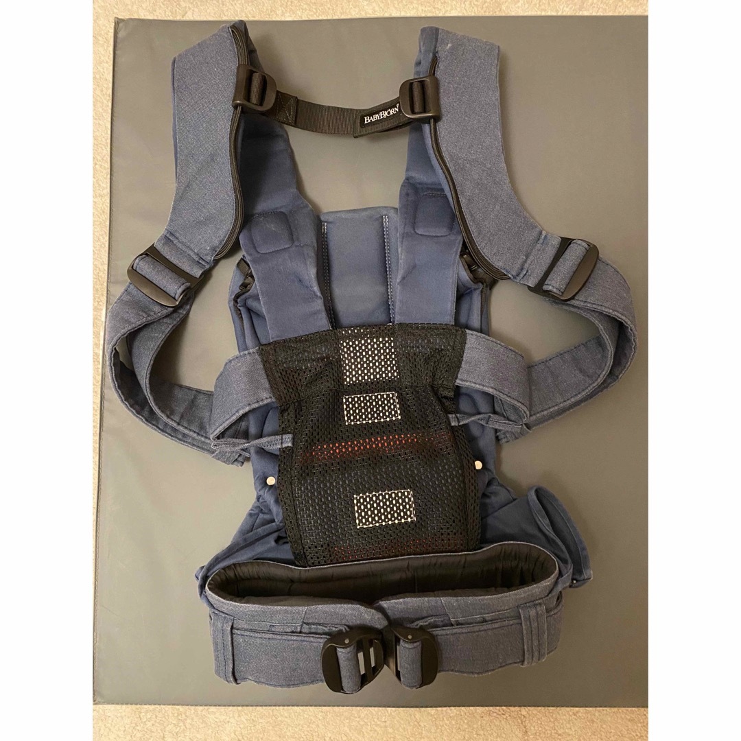 BABYBJORN(ベビービョルン)のBABY BJORN ONE KAI クラシックデニム　抱っこ紐 新生児 キッズ/ベビー/マタニティの外出/移動用品(スリング)の商品写真