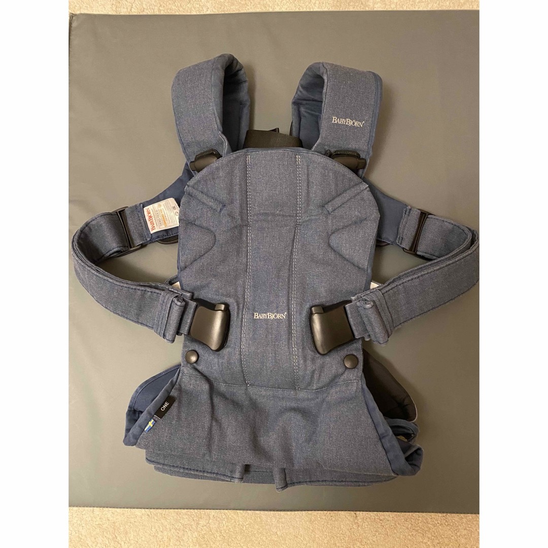 BABYBJORN(ベビービョルン)のBABY BJORN ONE KAI クラシックデニム　抱っこ紐 新生児 キッズ/ベビー/マタニティの外出/移動用品(スリング)の商品写真