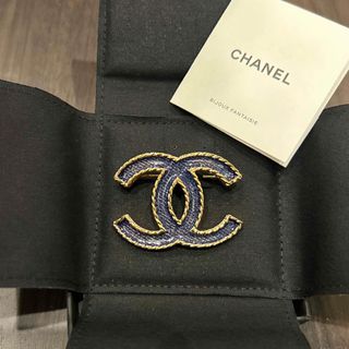 シャネル(CHANEL)のCHANEL デニムブローチ(ブローチ/コサージュ)