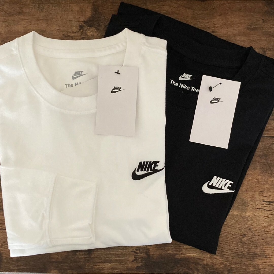 NIKE(ナイキ)の新品未使用 ナイキ ワンポイント ロンT 白黒 XXL 2枚セット 国内正規品 メンズのトップス(Tシャツ/カットソー(七分/長袖))の商品写真