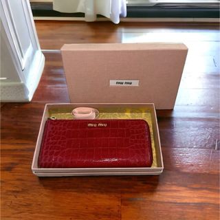 ミュウミュウ(miumiu)のmiumiu  　長財布　ファスナー　レッド　クロコ　　レディース　(財布)