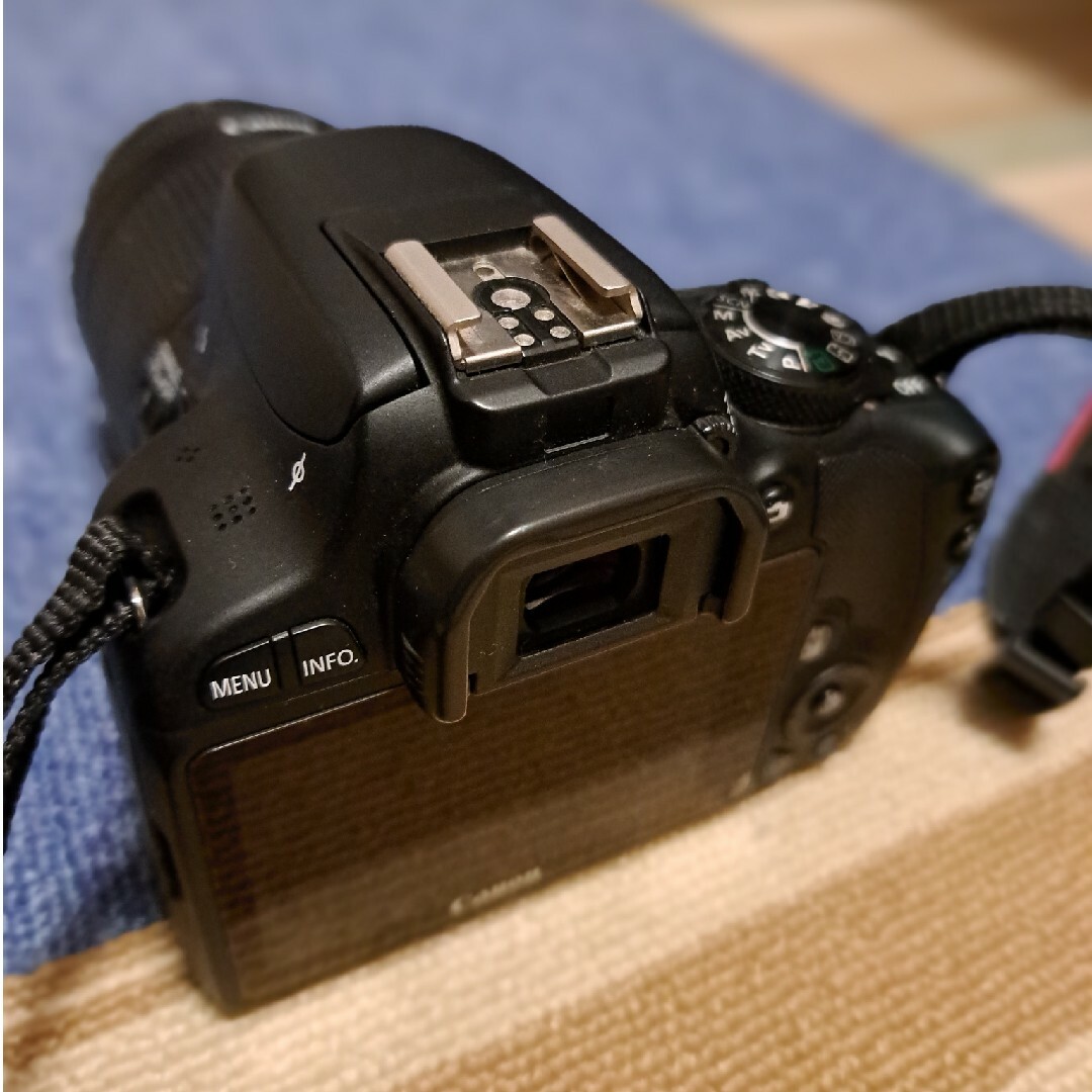Canon(キヤノン)のCanon EOS KISS X7 Wズームキット スマホ/家電/カメラのカメラ(デジタル一眼)の商品写真