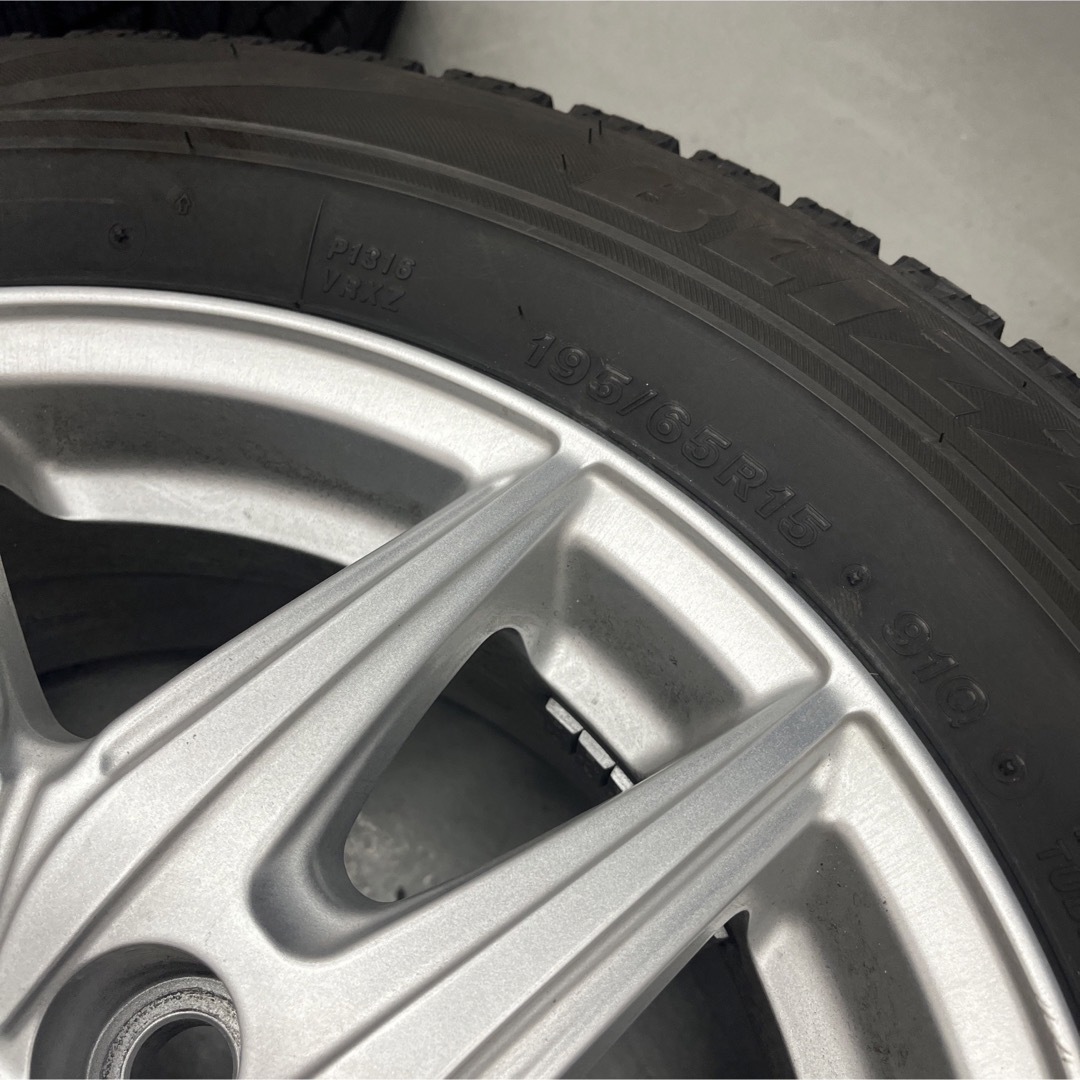 BRIDGESTONE(ブリヂストン)のトヨタエスクワイアHVスタッドレスタイヤホイル付195/65R15 ZWR80G 自動車/バイクの自動車(タイヤ・ホイールセット)の商品写真