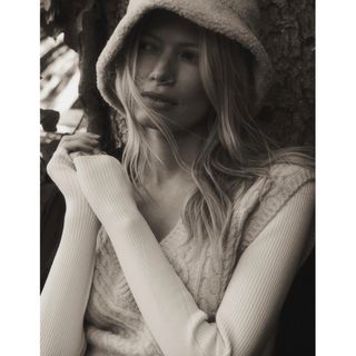 ラグアンドボーン(Rag & Bone)のrag & bone ケーブルニットベスト、Vネック、リブ編みの裾(ベスト/ジレ)