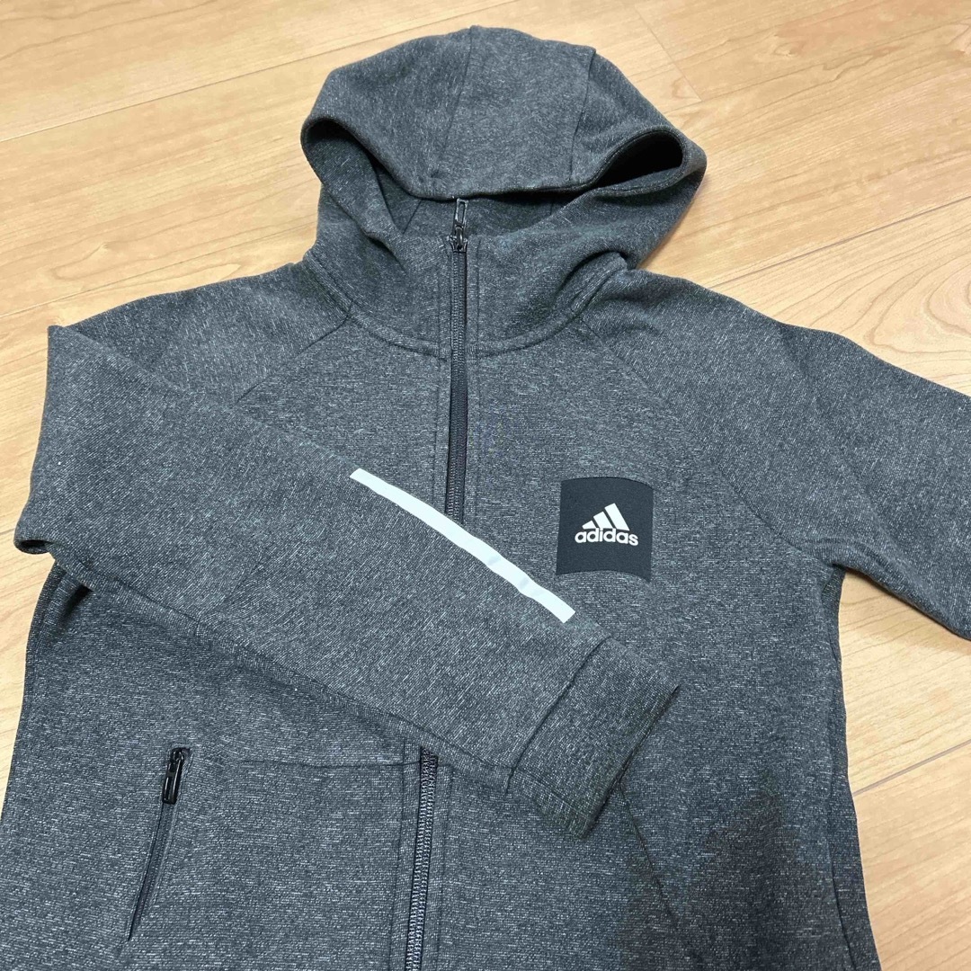 adidas(アディダス)のadidas パーカー　ジュニア　150 キッズ/ベビー/マタニティのキッズ服男の子用(90cm~)(ジャケット/上着)の商品写真