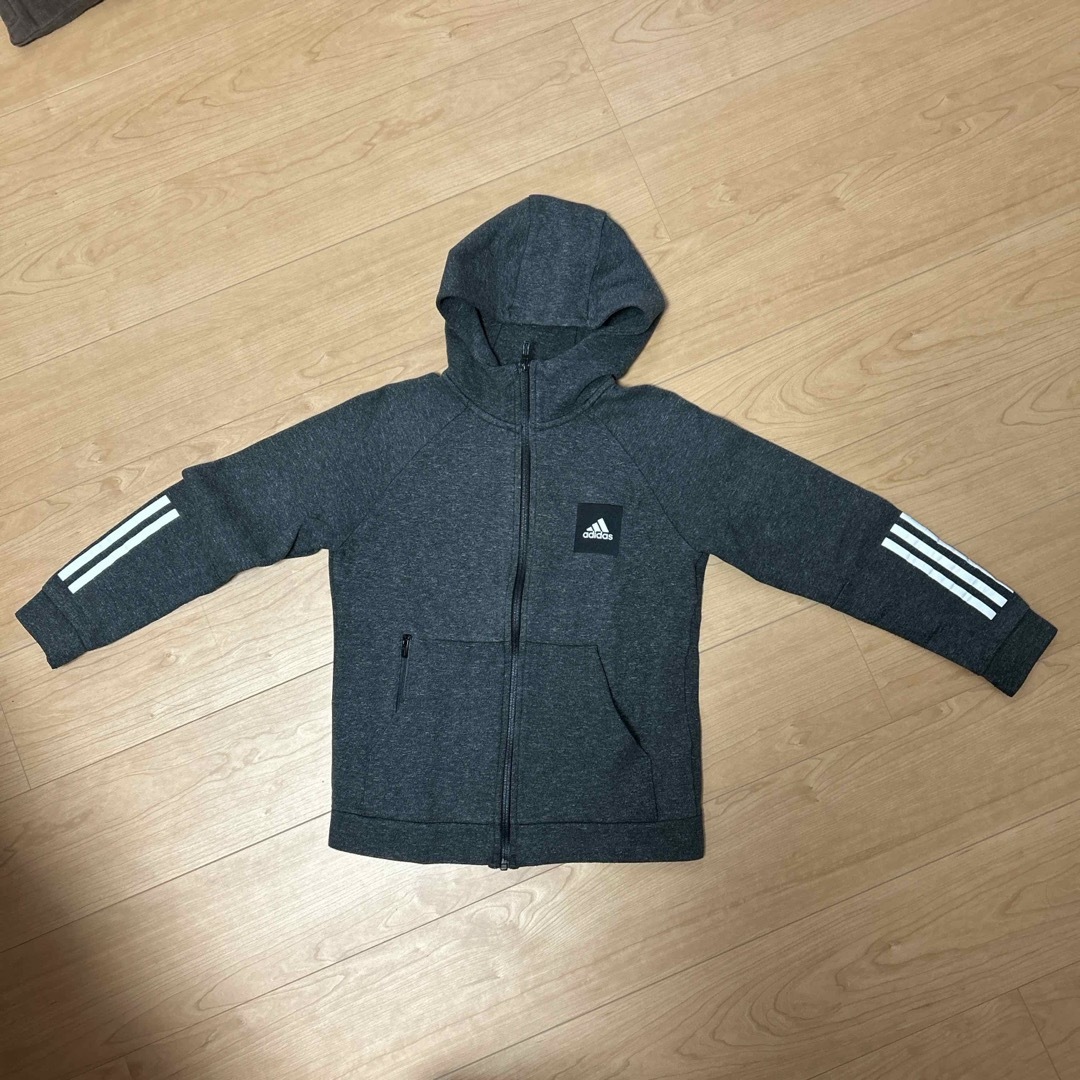 adidas(アディダス)のadidas パーカー　ジュニア　150 キッズ/ベビー/マタニティのキッズ服男の子用(90cm~)(ジャケット/上着)の商品写真