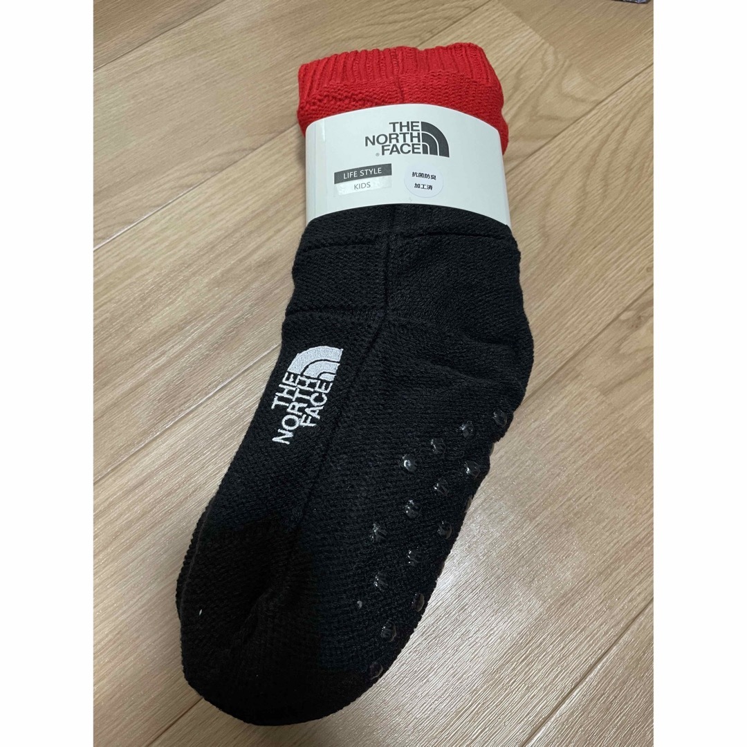 THE NORTH FACE(ザノースフェイス)のヌプシ ブーティソ ックス（キッズ）レッド　新品 キッズ/ベビー/マタニティのこども用ファッション小物(靴下/タイツ)の商品写真