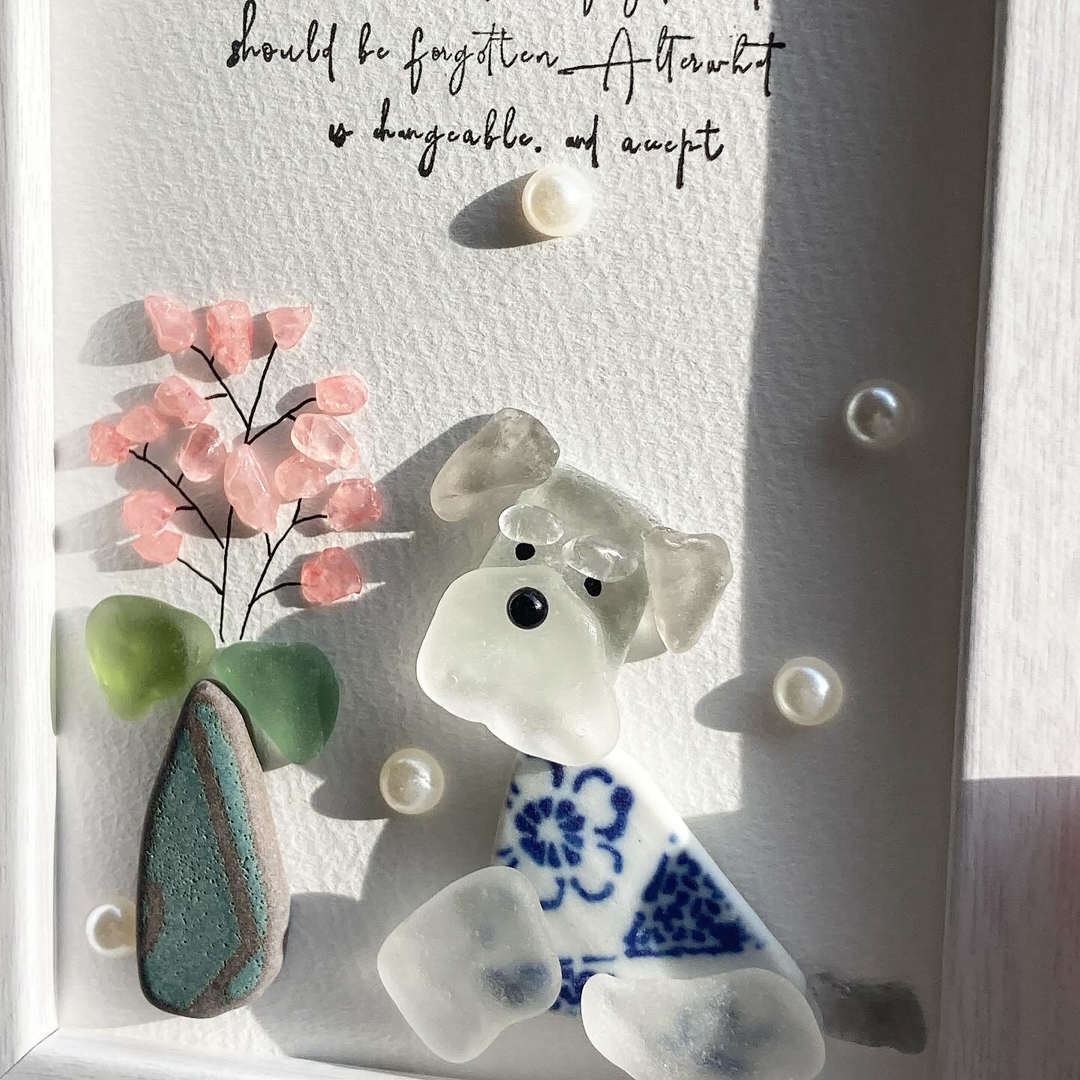 シーグラスアート　おすわりシュナウザー ピンクのお花 犬 ペット プレゼント ハンドメイドのインテリア/家具(アート/写真)の商品写真