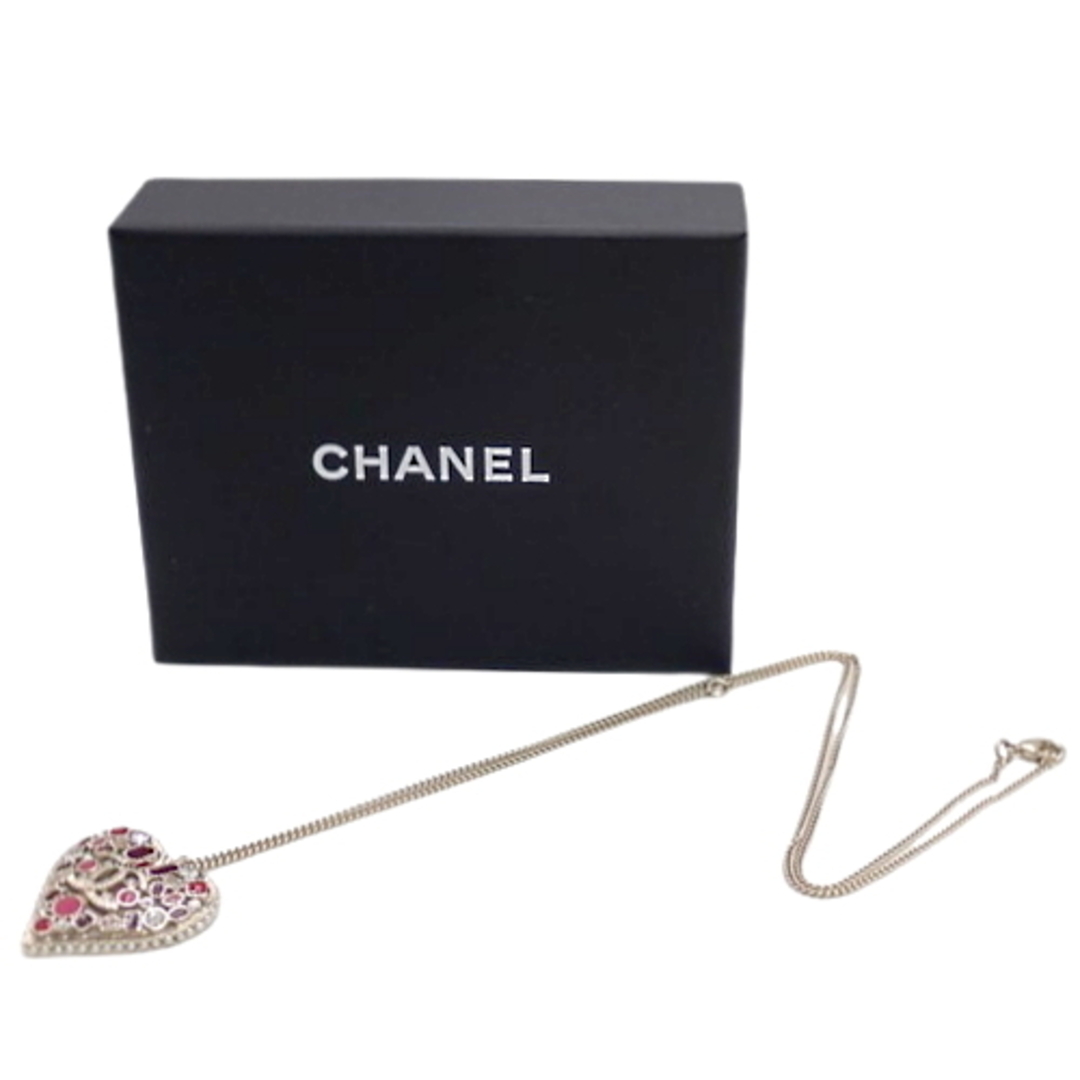 CHANEL(シャネル)のCHANEL(シャネル) ココマーク ハート ペンダント ネックレス アクセサリー ジュエリー メタル(ＧＰ) ゴールド金 レッド赤 B16K刻印 レディース 40802083849【中古】【アラモード】 レディースのアクセサリー(ネックレス)の商品写真