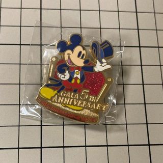 ディズニー(Disney)のディズニーアンバサダーホテル非売品ピンバッジ 開業5周年記念 ミッキーゴールド(ノベルティグッズ)