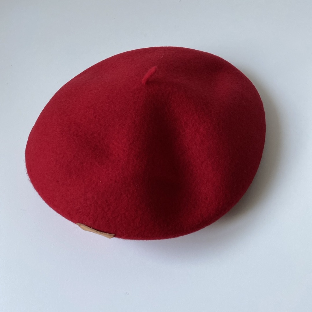 IL BISONTE(イルビゾンテ)のイルビゾンテ ベレー帽 レッド ロゴパッチ ブランド刺繍付き 未使用 レディースの帽子(ハンチング/ベレー帽)の商品写真