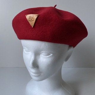 イルビゾンテ(IL BISONTE)のイルビゾンテ ベレー帽 レッド ロゴパッチ ブランド刺繍付き 未使用(ハンチング/ベレー帽)
