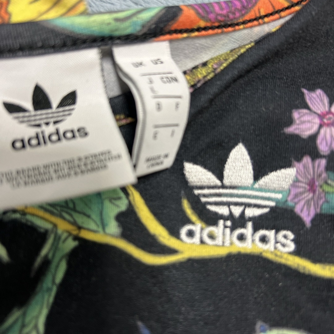 Originals（adidas）(オリジナルス)のadidas フラワーワンピース  サイズL 花柄  黒系 紫系 レディースのワンピース(ひざ丈ワンピース)の商品写真