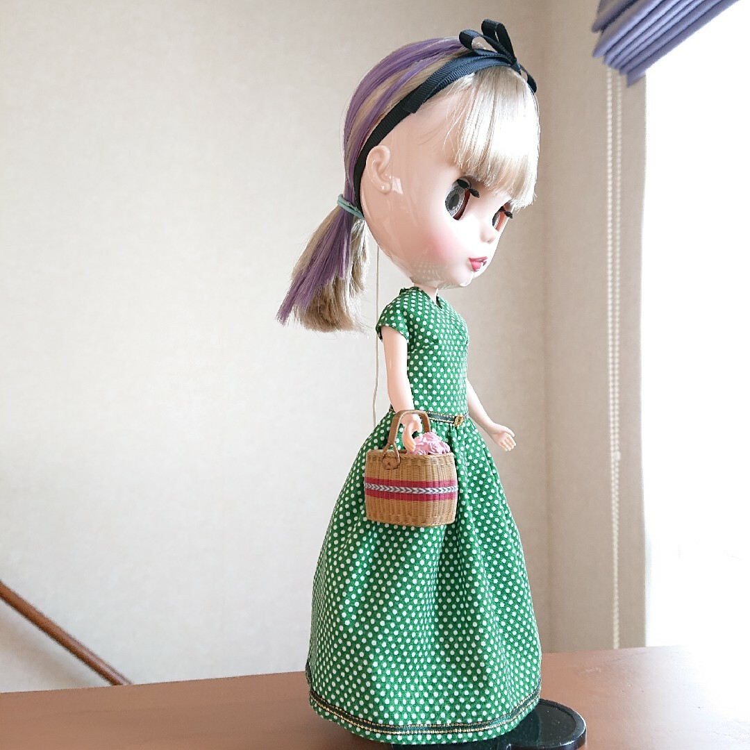 Takara Tomy(タカラトミー)の【ハンドメイド】22cmドール アウトフィット カシュクールワンピ グリーン ハンドメイドのぬいぐるみ/人形(人形)の商品写真