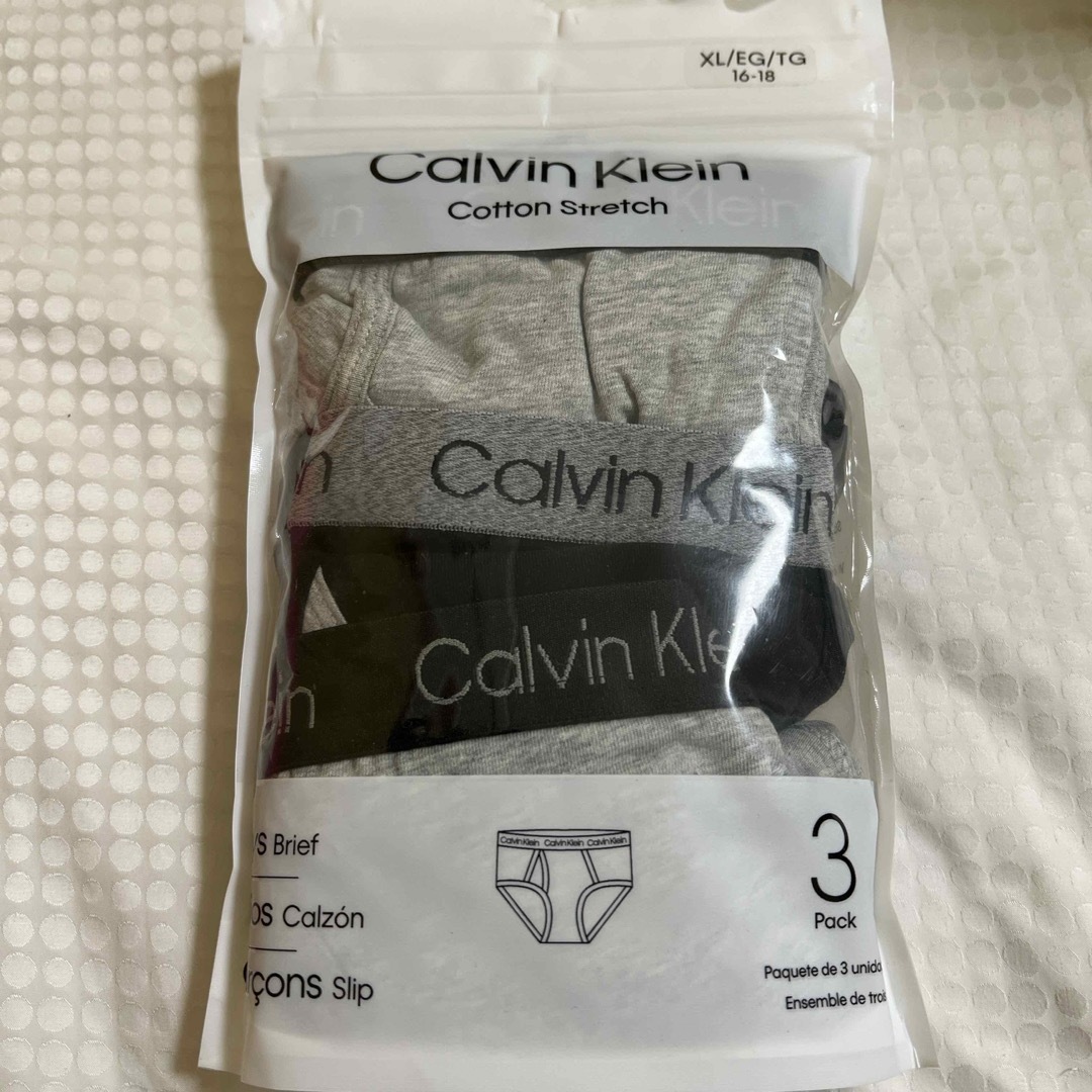 Calvin Klein(カルバンクライン)の3枚新品160㎝黒グレーカルバンクラインブリーフセット キッズ/ベビー/マタニティのキッズ/ベビー/マタニティ その他(その他)の商品写真