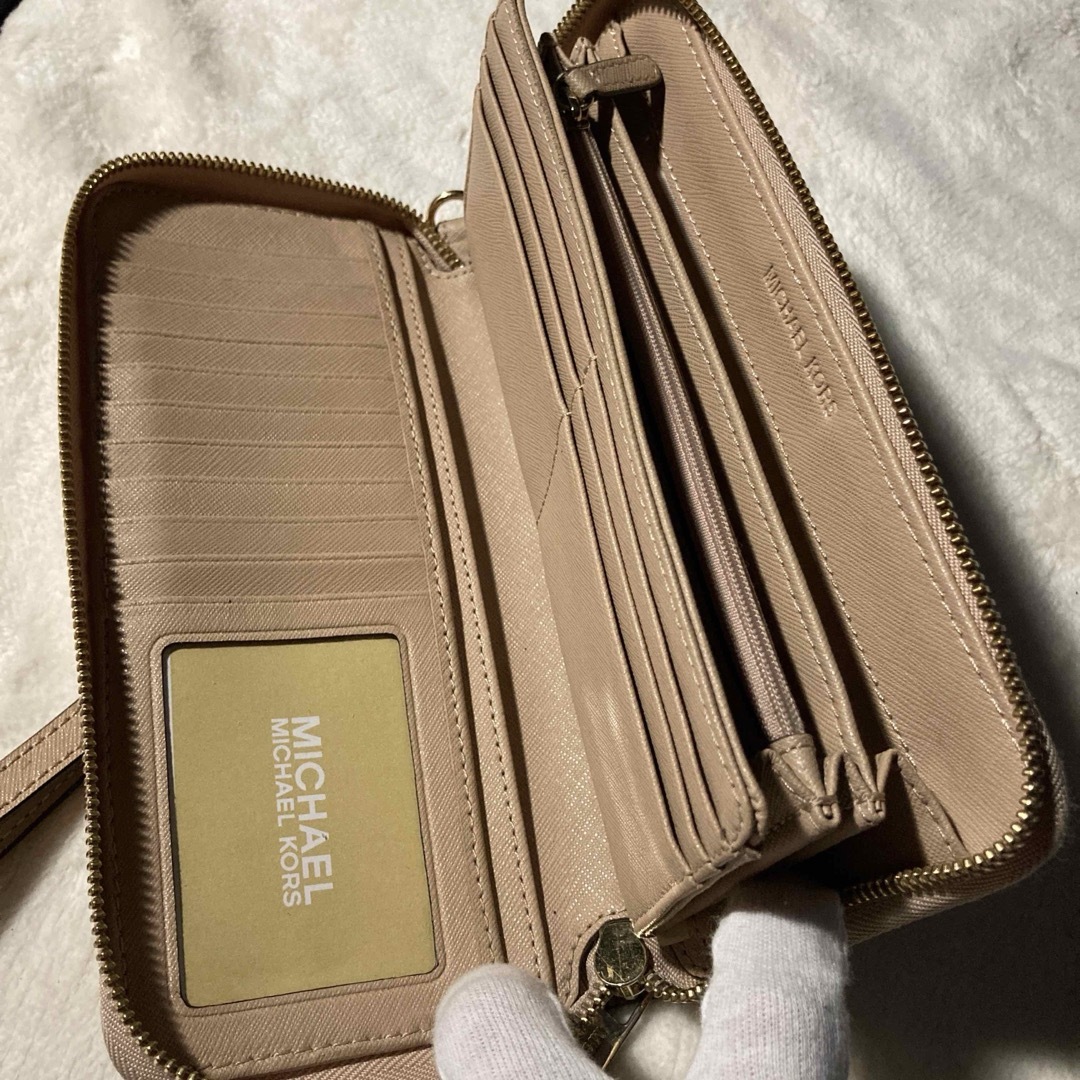 Michael Kors(マイケルコース)のMICHAEL KORS 長財布　ストラップ付き レディースのファッション小物(財布)の商品写真