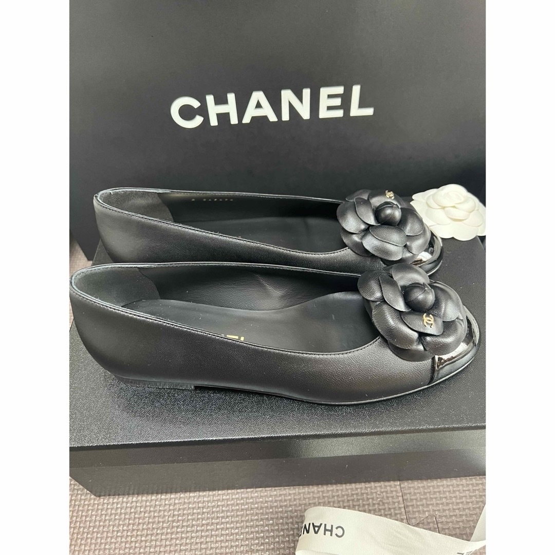 CHANEL(シャネル)の新品 CHANEL 24P 靴 フラット バレエシューズ パンプス カメリア レディースの靴/シューズ(バレエシューズ)の商品写真